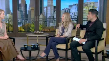 Camisa de sarga de seda estampada de Chloe usada por Kelly Ripa como se vio en VIVO con Kelly y Mark el 21 de noviembre de 2023