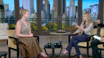 Haut Ashwem à quatre-vingt-dix pour cent en bois flotté porté par Cynthia Nixon comme on le voit en direct avec Kelly et Mark le 21 novembre 2023