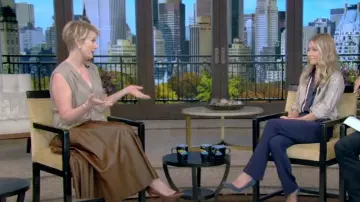 Jupe évasée en cuir de Tod’s portée par Cynthia Nixon comme on le voit dans LIVE avec Kelly et Mark le 21 novembre 2023