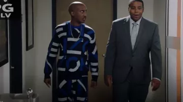 Jersey con monograma con logotipo de Kenzo usado por Gary Williams (Chris Redd) como se ve en Kenan (S01E04)