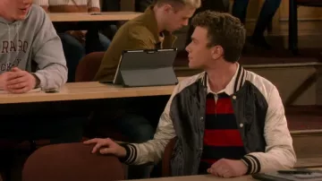 Chaqueta de béisbol de satén de H&M usada por David Crane (Anders Keith) como se ve en Frasier (S01E08)