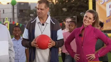 Coupe-vent rapide et gratuit de Lululemon porté par Tami (Taylor Louderman) comme on le voit dans Kenan (S02E02)