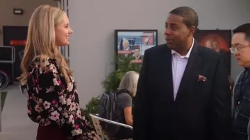 Sanctuary Floral High Neck Top porté par Tami (Taylor Louderman) comme on le voit dans Kenan (S02E02)