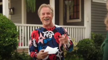 Alexander McQueen Jersey de gran tamaño con estampado de cuello redondo con impresión de papel usado por Rick (Don Johnson) como se ve en Kenan (S02E03)