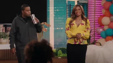 La DoubleJ Smokin Shirt usada por Mika (Kimrie Lewis-Davis) como se ve en Kenan (S01E05)