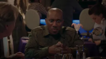 Camisa Givenchy Astral usada por Gary Williams (Chris Redd) como se ve en Kenan (S01E06)