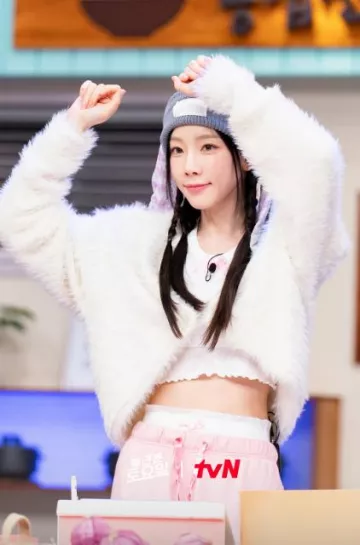 Ych Cut Out Cardi­gan worn by Taeyeon in Amazing Saturday Ep 291  on November 25, 2023
