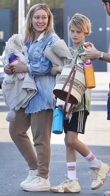 Bolso Celine Bucket 16 en tejido de rayas con jacquard de Celine y piel de becerro usado por Hilary Duff en Los Ángeles el 24 de noviembre de 2023