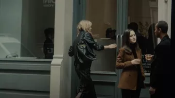 Le sac à dos 11 en cuir de veau souple porté par Lee (Brit Marling) tel qu’on le voit dans Un meurtre au bout du monde (S01E01)