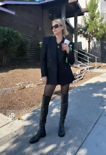 Stuart Weitzman 5050 sobre las botas hasta la rodilla usadas por Morgan Stewart en su historia de Instagram el 24 de noviembre de 2023