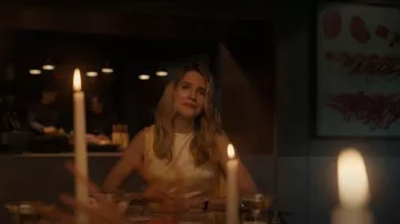 Roksanda Nara Robe bicolore en soie à manches cape portée par Lee (Brit Marling) comme on le voit dans Un meurtre au bout du monde (S01E01)