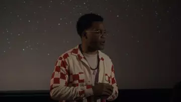 Chemise en coton à carreaux à col camp Bode Racing portée par Martin (Jermaine Fowler) dans Un meurtre au bout du monde (S01E02)