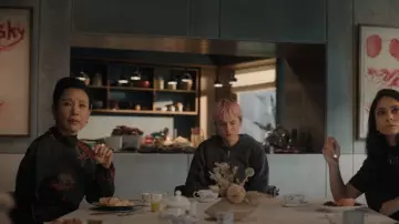 Top de crepé de China de flores orientales con volantes valentino rojo usado por Lu Mei (Joan Chen) como se ve en Un asesinato en el fin del mundo (T01E02)