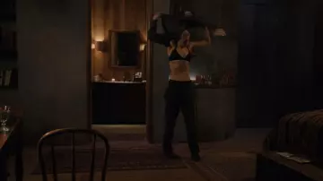 Zapatillas Reebok FreeStyle Ladies Hi usadas por Darby Hart (Emma Corrin) como se ve en Un asesinato en el fin del mundo (T01E02)