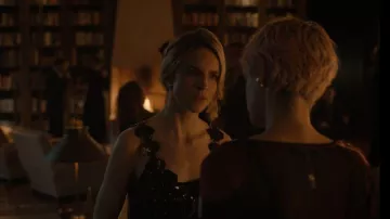 Paco Rabanne Robe à disque portée par Lee (Brit Marling) comme on le voit dans Un meurtre au bout du monde (S01E03)