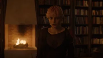 Top de malla de cop copine usado por Darby Hart (Emma Corrin) como se ve en Un asesinato en el fin del mundo (T01E03)