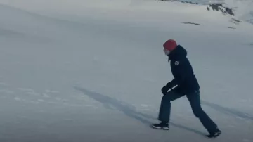 Botas de nieve de poliéster reciclado con aislamiento Hunter usadas por Darby Hart (Emma Corrin) como se ve en Un asesinato en el fin del mundo (T01E03)