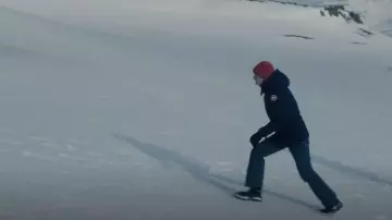 Botas de nieve de poliéster reciclado con aislamiento Hunter usadas por Darby Hart (Emma Corrin) como se ve en Un asesinato en el fin del mundo (T01E03)