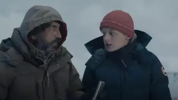 Chaqueta parka con capucha Canada Goose Chelsea usada por Darby Hart (Emma Corrin) como se ve en Un asesinato en el fin del mundo (S01E03)