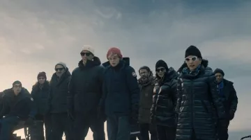 Chaqueta Moncler Moka usada por Lu Mei (Joan Chen) como se ve en Un asesinato en el fin del mundo (T01E03)