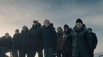 Chaqueta Moncler Moka usada por Lu Mei (Joan Chen) como se ve en Un asesinato en el fin del mundo (T01E03)