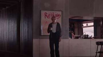 Pantalones Patagonia PowSlayer azul marino usados por Darby Hart (Emma Corrin) como se ve en Un asesinato en el fin del mundo (T01E03)