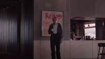 Pantalones Patagonia PowSlayer azul marino usados por Darby Hart (Emma Corrin) como se ve en Un asesinato en el fin del mundo (T01E03)