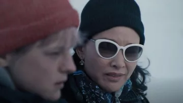 Gafas de sol de ojo de gato Prada de 54 mm usadas por Lu Mei (Joan Chen) como se ve en Un asesinato en el fin del mundo (T01E03)