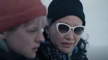 Gafas de sol de ojo de gato Prada de 54 mm usadas por Lu Mei (Joan Chen) como se ve en Un asesinato en el fin del mundo (T01E03)