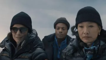 Giorgio Armani Gafas de sol redondas usadas por Sian (Alice Braga) como se ve en Un asesinato en el fin del mundo (T01E03)