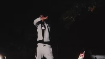 Sudadera con capucha Nike Grey Heather Windrunner Zip usada por Sett en LARRY FORD [Video musical oficial]