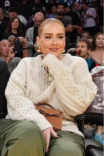 Pendientes Alexander McQueen Aura usados por Adele en La Lakers Vs Dallas Marvericks el 22 de noviembre de 2023