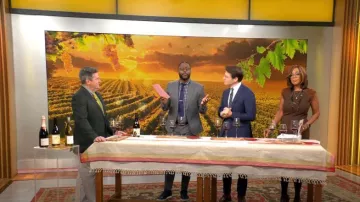 Vestido de cachemira y tweed de lana con adornos de gamuza de Ralph Lauren usado por Gayle King como se ve en CBS Mornings el 20 de noviembre de 2023