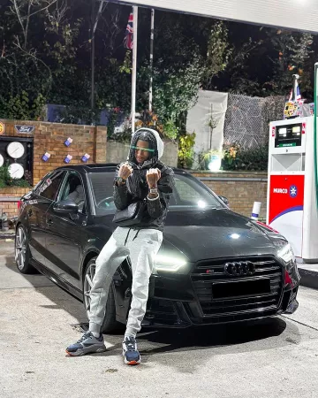 Sac messager Louis Vuitton Black Monogram Leather Trio porté par Digga D sur le compte Instagram @pyr3xliving