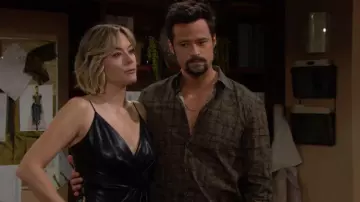 Camisa de Hugo Ermo en verde abierto usada por Thomas Forrester (Matthew Atkinson) como se ve en The Bold and the Beautiful el 8 de noviembre de 2023