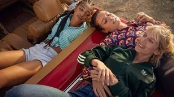 La chaqueta con cremallera estampada de Gucci x Adidas que lleva Alex (Adèle Exarchopoulos) en la película Ladrones