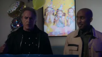 Chaqueta bomber clásica de Paul Smith usada por Rick (Don Johnson) como se ve en Kenan (S01E06)