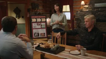Chemise garçon manqué Sézane portée par Samantha Louise 'Lou' Fleming (Michelle Morgan) telle qu’on la voit dans Heartland (S17E09)