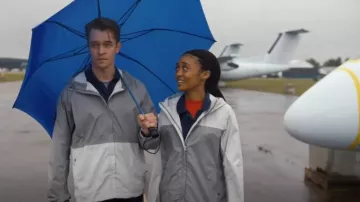 Veste de pluie Aquanator de Mec portée par Lexi (Mercedes Morris) dans SkyMed (S02E09)