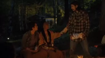 Le cardigan décontracté Ragged Priest porté par Lexi (Mercedes Morris) dans SkyMed (S02E09)