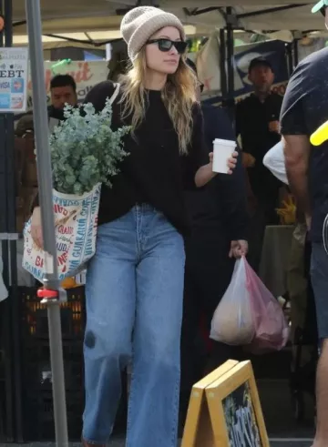 Bolso de mano Sezane Farm Rio usado por Olivia Wilde en Los Ángeles el 26 de noviembre de 2023