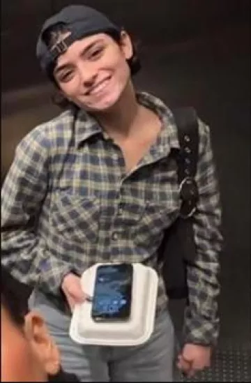 BDG Dakota Cropped Flannel Button-Down Shirt worn by Dixie D’Amelio on her Snapchat Post on November 26, 2023