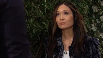 Cinq a Sept Dillon Jacket usado por Penelope Poppy Nozawa (Romy Park) como se ve en The Bold and the Beautiful el 20 de noviembre de 2023