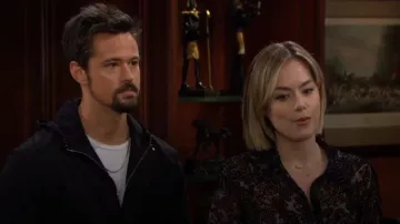 Collier Kendra Scott Elisa en nacre ivoire porté par Hope Logan (Annika Noelle) comme on le voit dans The Bold and the Beautiful le 21 novembre 2023