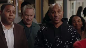 Sandro Flower Hoodie porté par Gary Williams (Chris Redd) dans Kenan (S01E10)