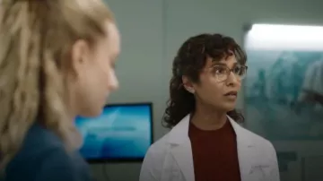 Club Monaco Sig Mix Rib Mock usado por Neeta Devi (Rekha Sharma) como se ve en Transplant(S04E07)