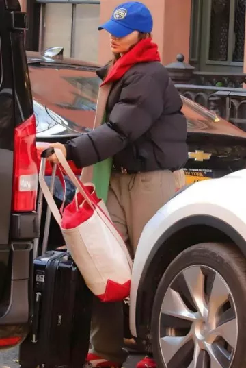 Veste ultra bouffante Thirty Years portée par Emily Ratajkowski à New York le 25 novembre 2023