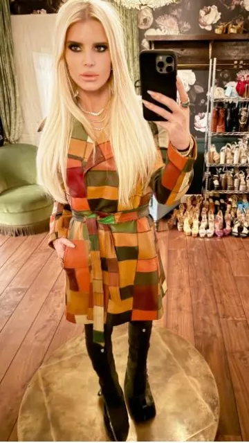 Pantalones de cuero de Versace en negro y gris usados por Jessica Simpson en su Instagram el 24 de noviembre de 2023