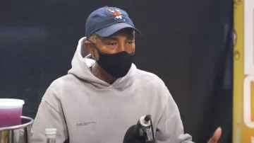 Casquette de chapeau fabriquée par l’homme portée par Pharrell Williams dans Pharrell sur sa carrière légendaire, travaillant avec Snoop, Justin Timberlake, Nigo et plus encore | Vidéo Youtube de Drink Champs