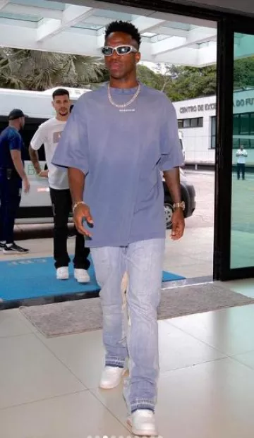 Gallery Dept. Medium Blue '90210' Flared Jeans worn by Vinícius Júnior on the Instagram account @vinijr